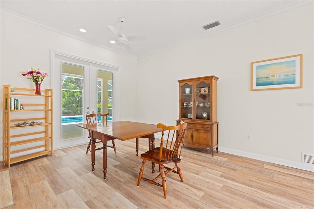 En Venta: $685,000 (4 camas, 2 baños, 2310 Pies cuadrados)