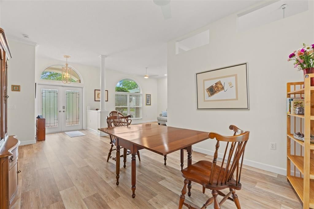 En Venta: $685,000 (4 camas, 2 baños, 2310 Pies cuadrados)