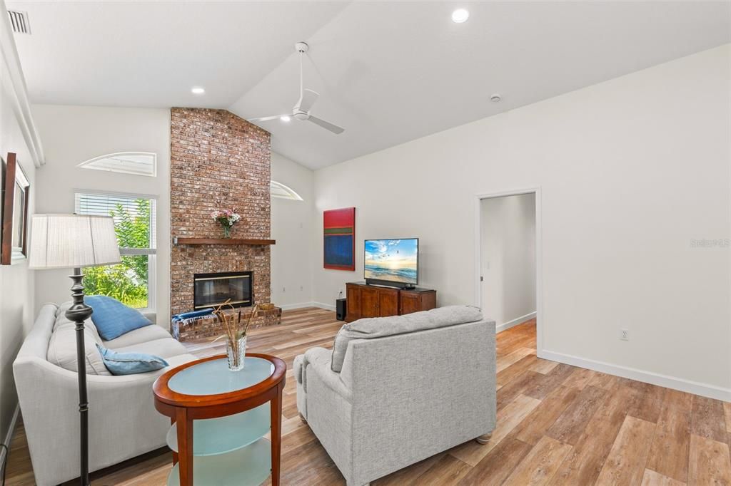 En Venta: $685,000 (4 camas, 2 baños, 2310 Pies cuadrados)