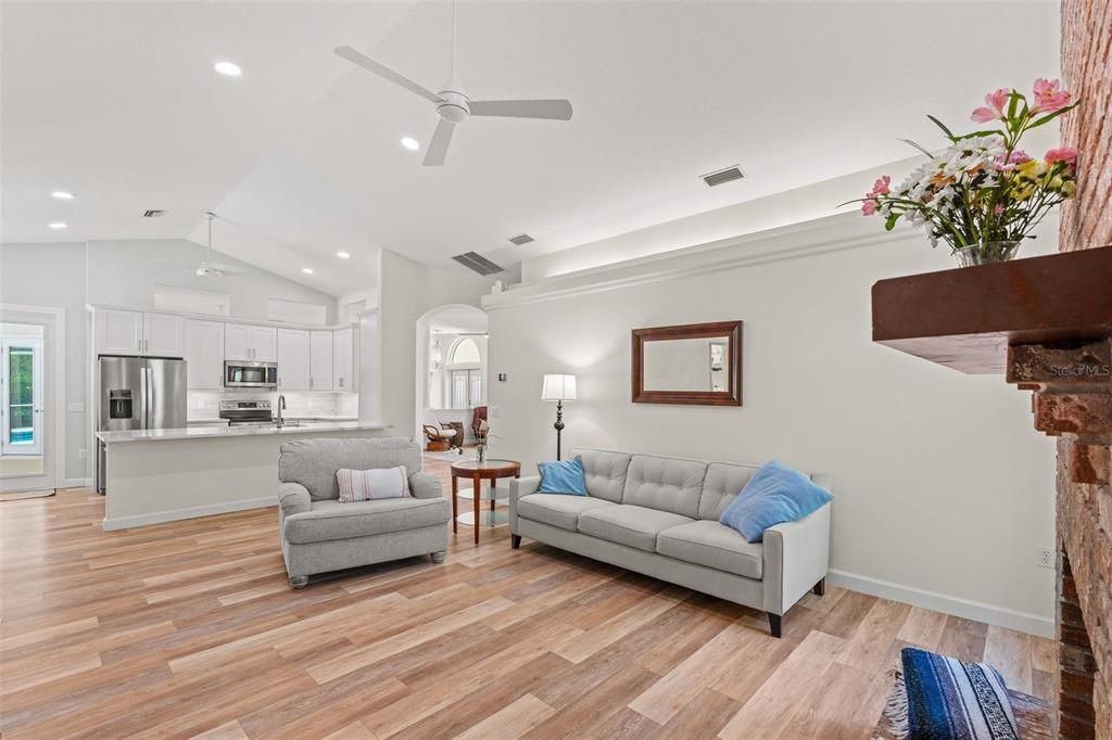 En Venta: $685,000 (4 camas, 2 baños, 2310 Pies cuadrados)
