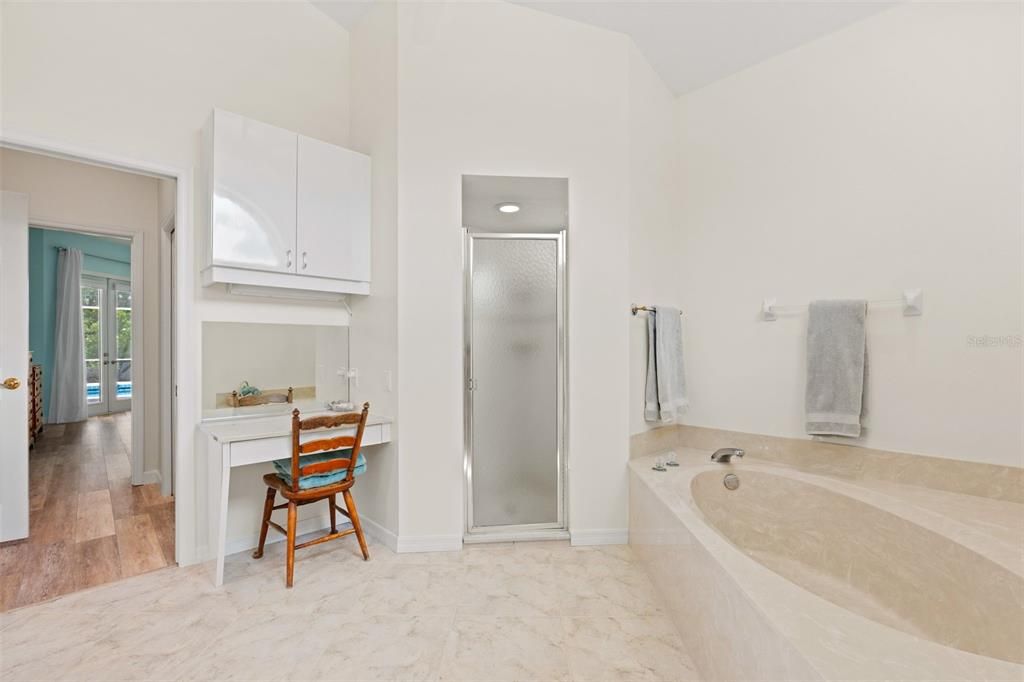 En Venta: $685,000 (4 camas, 2 baños, 2310 Pies cuadrados)