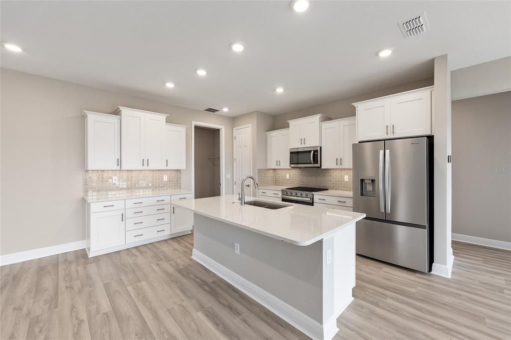 Active With Contract: $454,625 (2 beds, 2 baths, 1718 Square Feet)