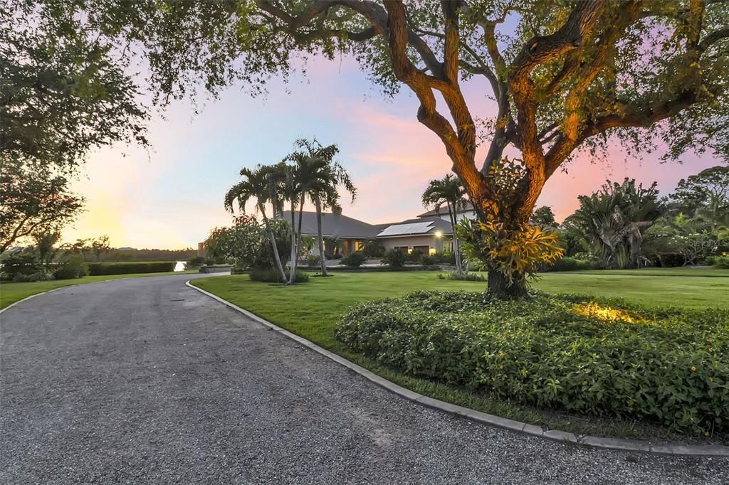 For Sale: $5,495,000 (3 beds, 2 baths, 2960 Square Feet)
