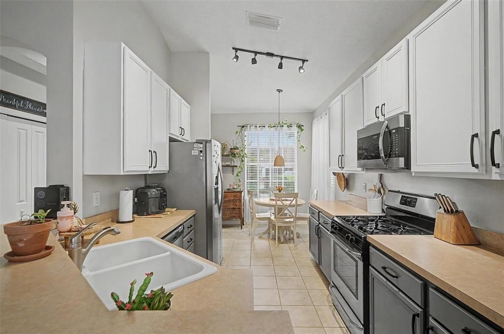 For Sale: $315,000 (2 beds, 2 baths, 1431 Square Feet)