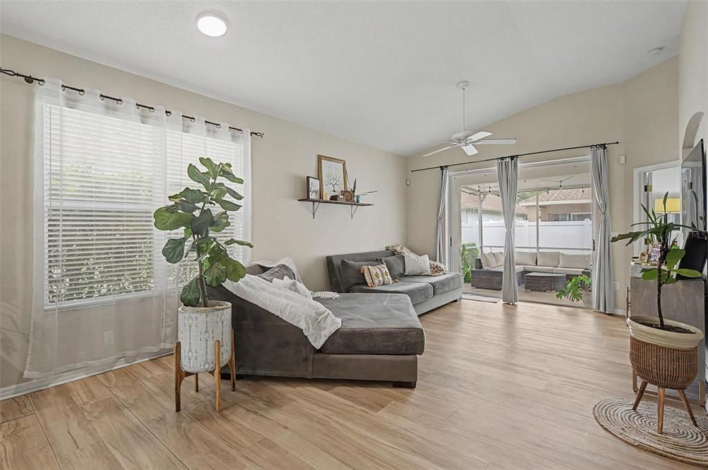 For Sale: $315,000 (2 beds, 2 baths, 1431 Square Feet)