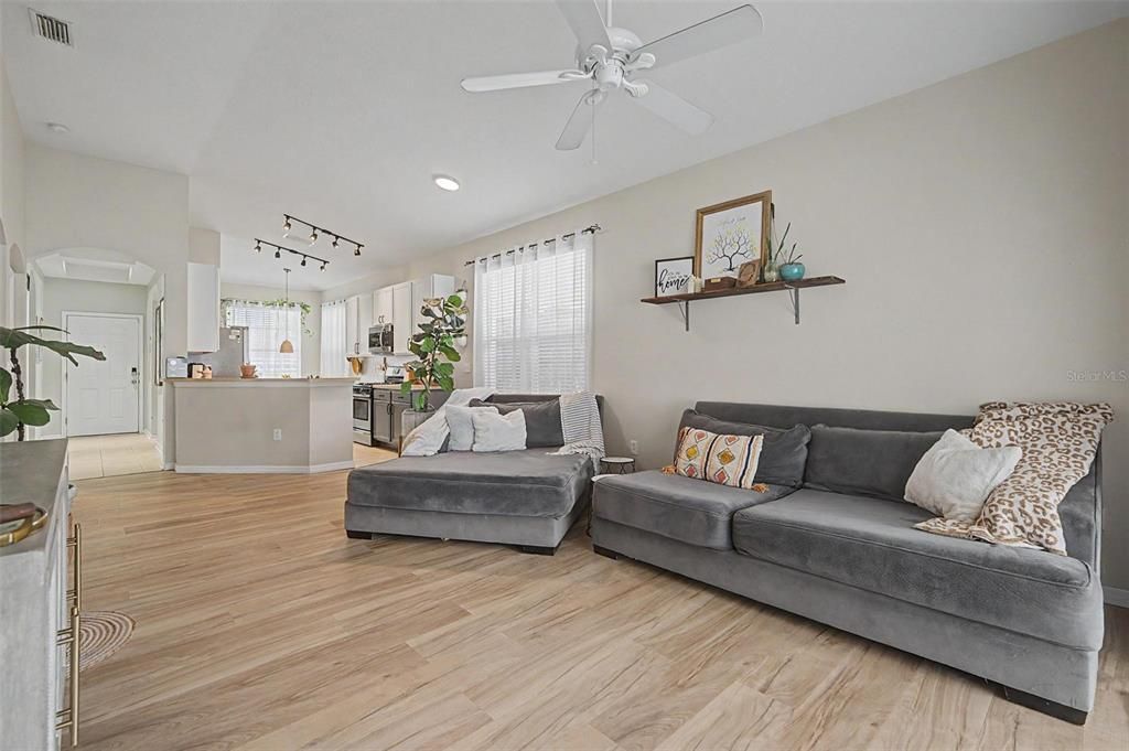For Sale: $315,000 (2 beds, 2 baths, 1431 Square Feet)