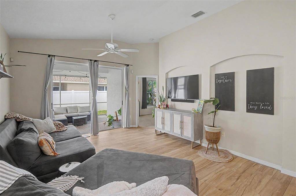 For Sale: $315,000 (2 beds, 2 baths, 1431 Square Feet)