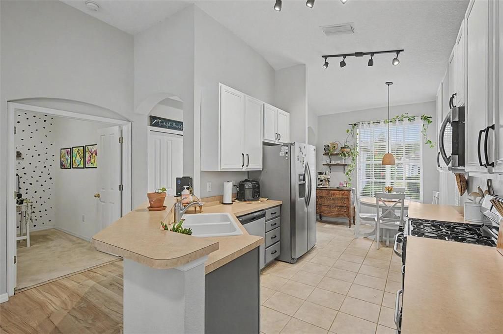 For Sale: $315,000 (2 beds, 2 baths, 1431 Square Feet)