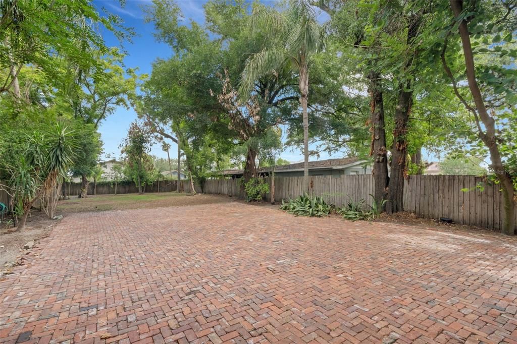 合同活跃: $449,900 (3 贝兹, 1 浴室, 1650 平方英尺)