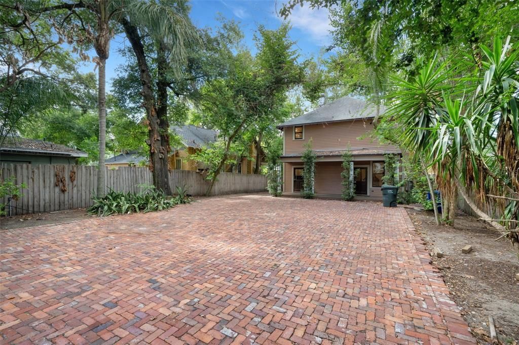 合同活跃: $449,900 (3 贝兹, 1 浴室, 1650 平方英尺)