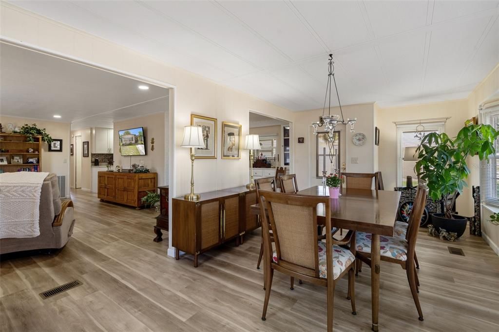 На продажу: $159,900 (2 спален, 2 ванн, 1211 Квадратных фут)