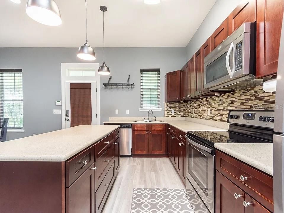 For Rent: $2,300 (3 beds, 2 baths, 1318 Square Feet)