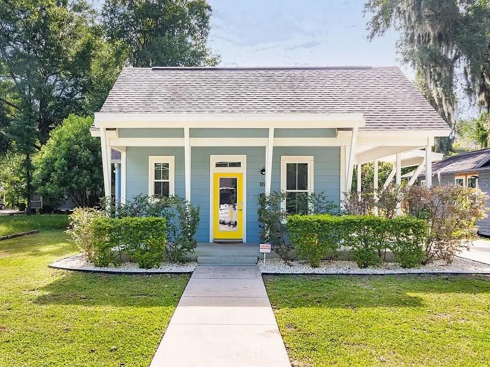For Rent: $2,300 (3 beds, 2 baths, 1318 Square Feet)