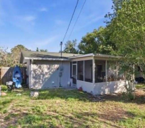 For Sale: $200,000 (2 beds, 1 baths, 936 Square Feet)