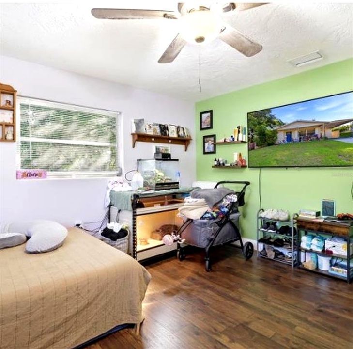 For Sale: $200,000 (2 beds, 1 baths, 936 Square Feet)