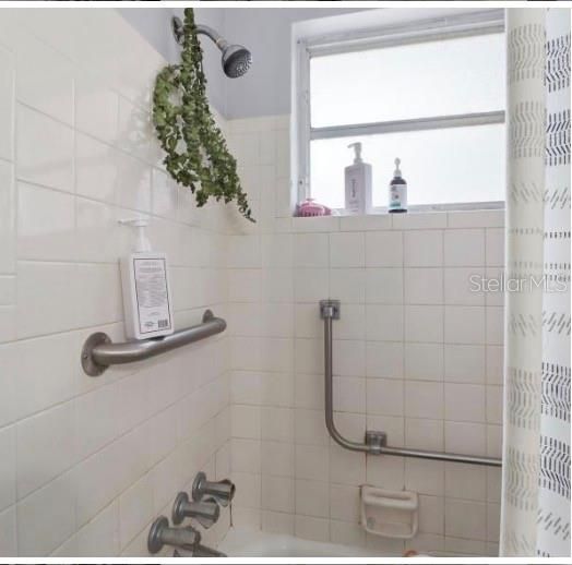 For Sale: $200,000 (2 beds, 1 baths, 936 Square Feet)
