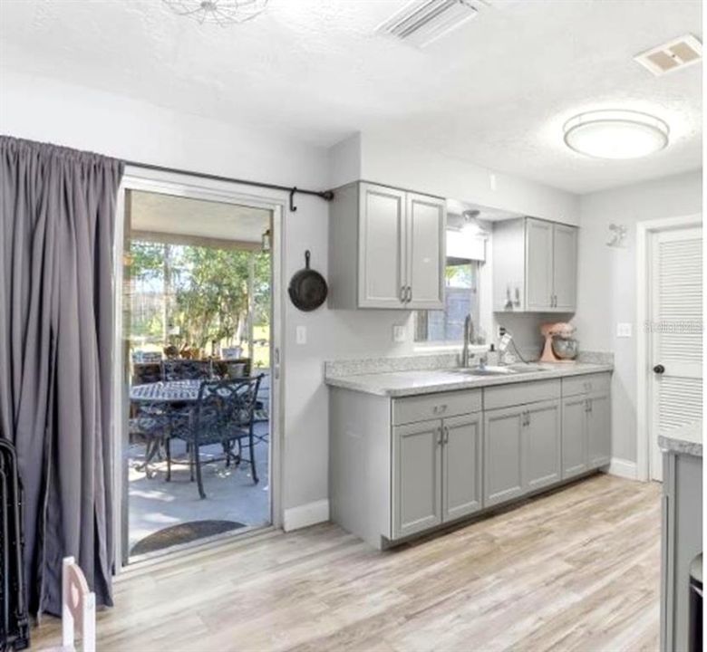 For Sale: $200,000 (2 beds, 1 baths, 936 Square Feet)