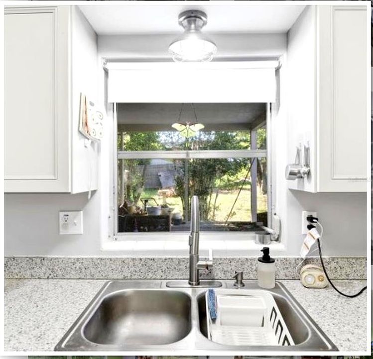 For Sale: $200,000 (2 beds, 1 baths, 936 Square Feet)