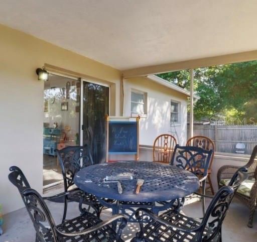 For Sale: $200,000 (2 beds, 1 baths, 936 Square Feet)