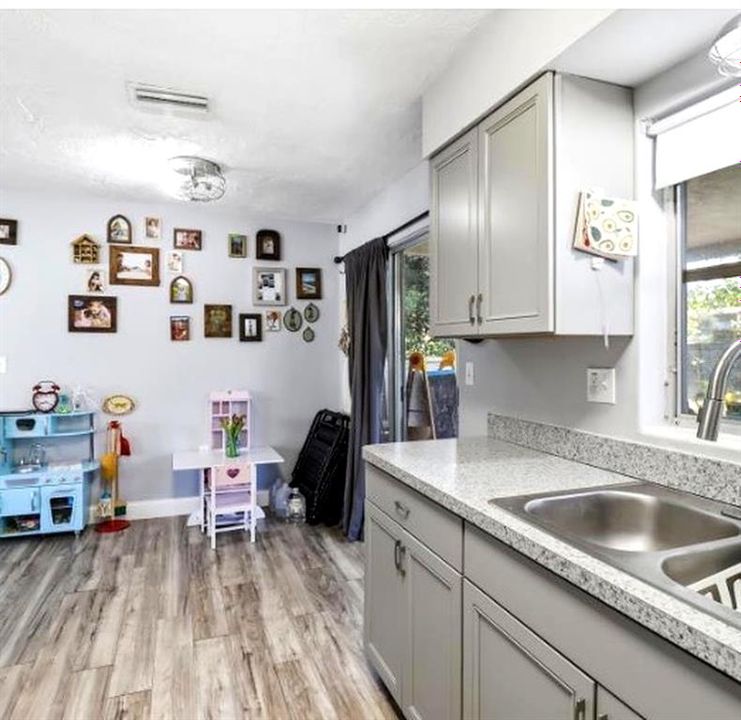 For Sale: $200,000 (2 beds, 1 baths, 936 Square Feet)