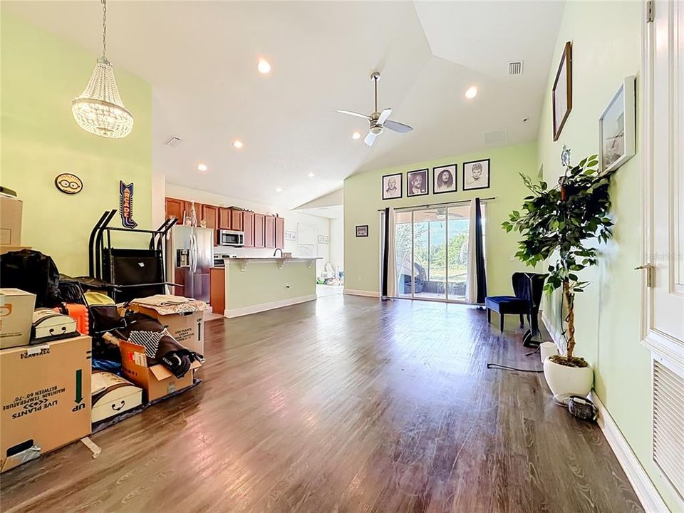 For Sale: $325,000 (3 beds, 2 baths, 1588 Square Feet)
