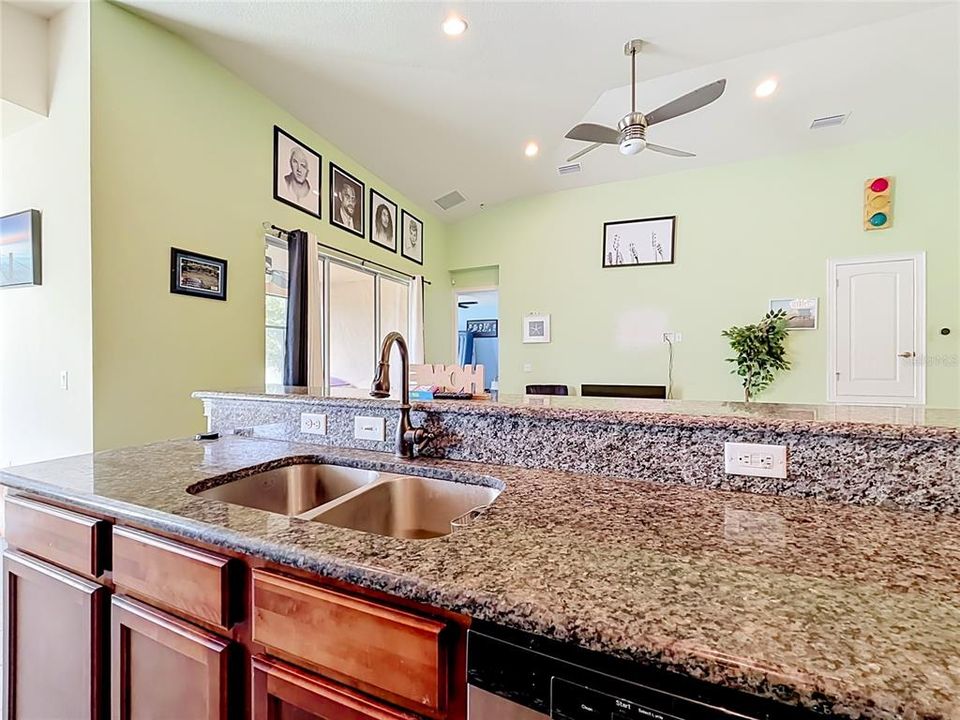 For Sale: $325,000 (3 beds, 2 baths, 1588 Square Feet)