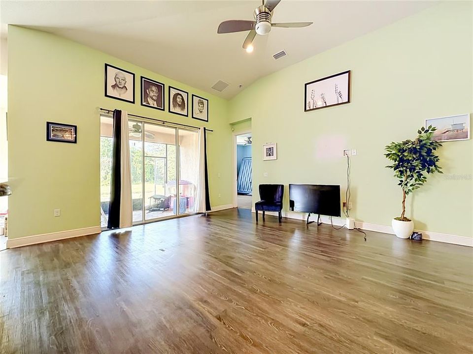 For Sale: $325,000 (3 beds, 2 baths, 1588 Square Feet)