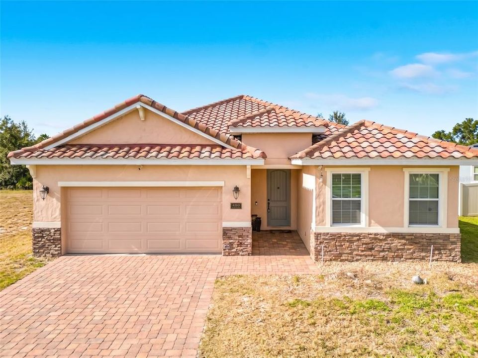 For Sale: $325,000 (3 beds, 2 baths, 1588 Square Feet)