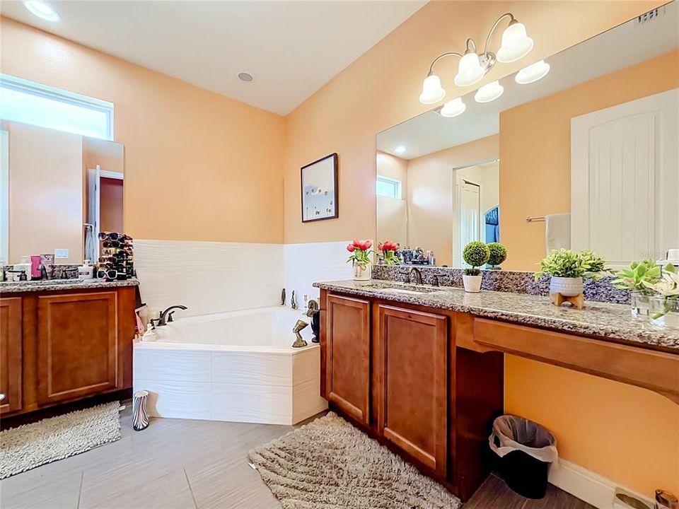 For Sale: $325,000 (3 beds, 2 baths, 1588 Square Feet)