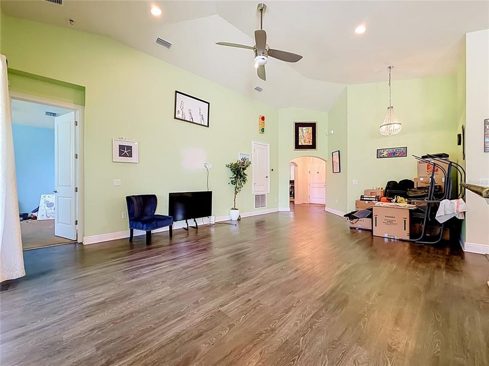 For Sale: $325,000 (3 beds, 2 baths, 1588 Square Feet)