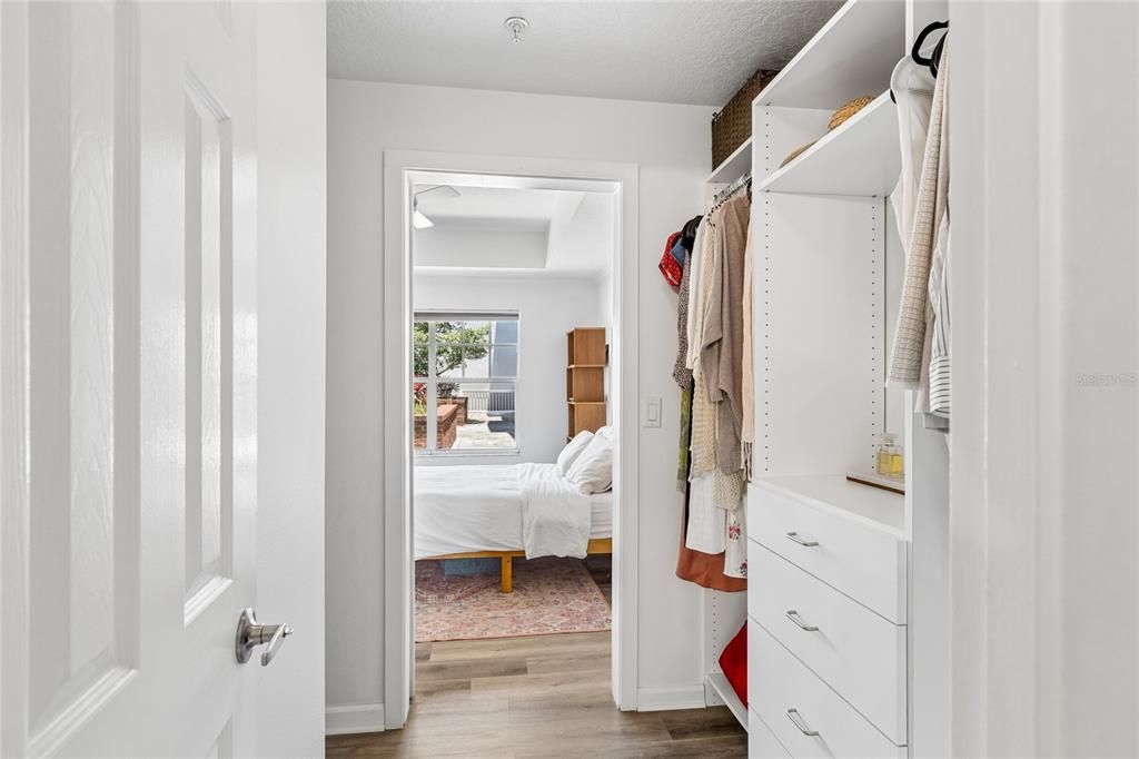 For Sale: $374,999 (1 beds, 1 baths, 673 Square Feet)