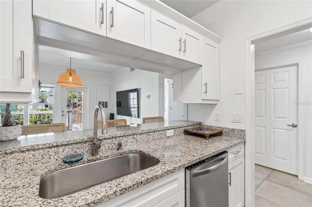 For Sale: $374,999 (1 beds, 1 baths, 673 Square Feet)