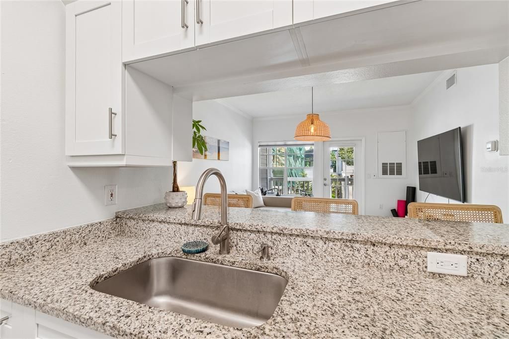 For Sale: $374,999 (1 beds, 1 baths, 673 Square Feet)