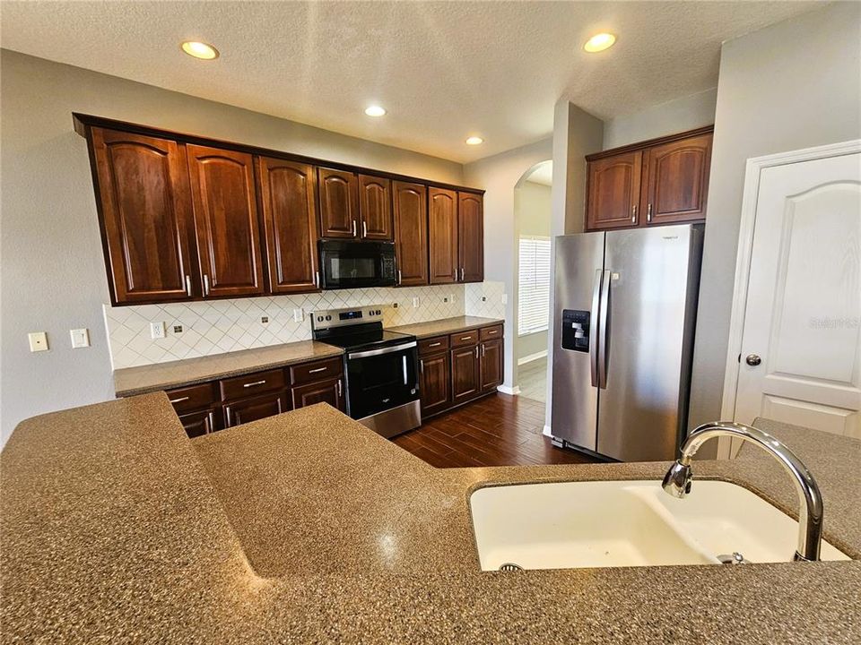 For Rent: $2,500 (4 beds, 2 baths, 2358 Square Feet)