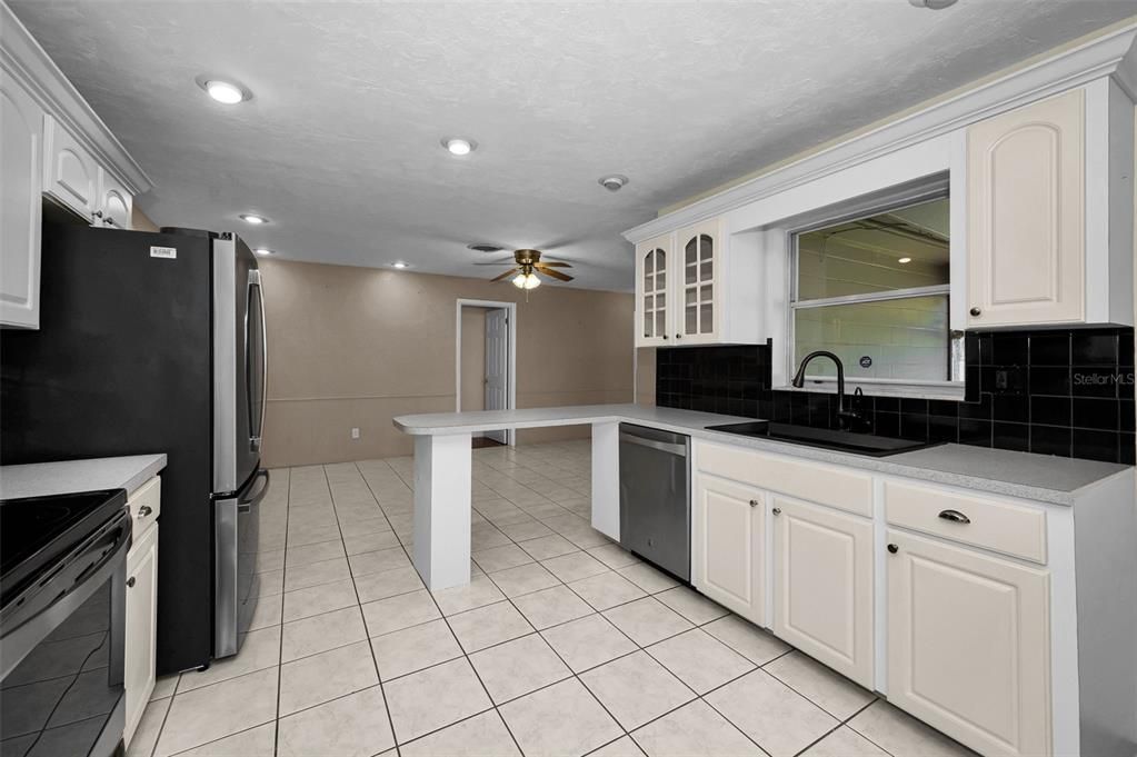 Activo con contrato: $439,500 (3 camas, 2 baños, 1572 Pies cuadrados)