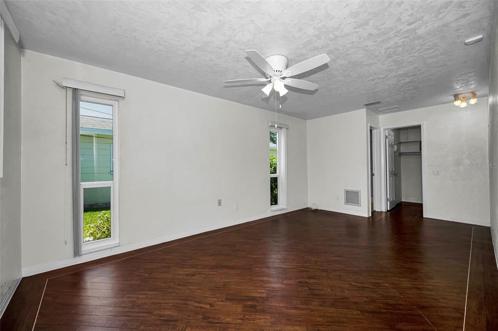 Activo con contrato: $439,500 (3 camas, 2 baños, 1572 Pies cuadrados)