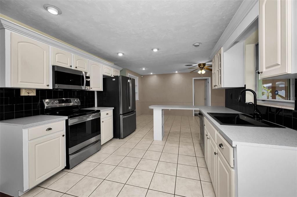 Activo con contrato: $439,500 (3 camas, 2 baños, 1572 Pies cuadrados)