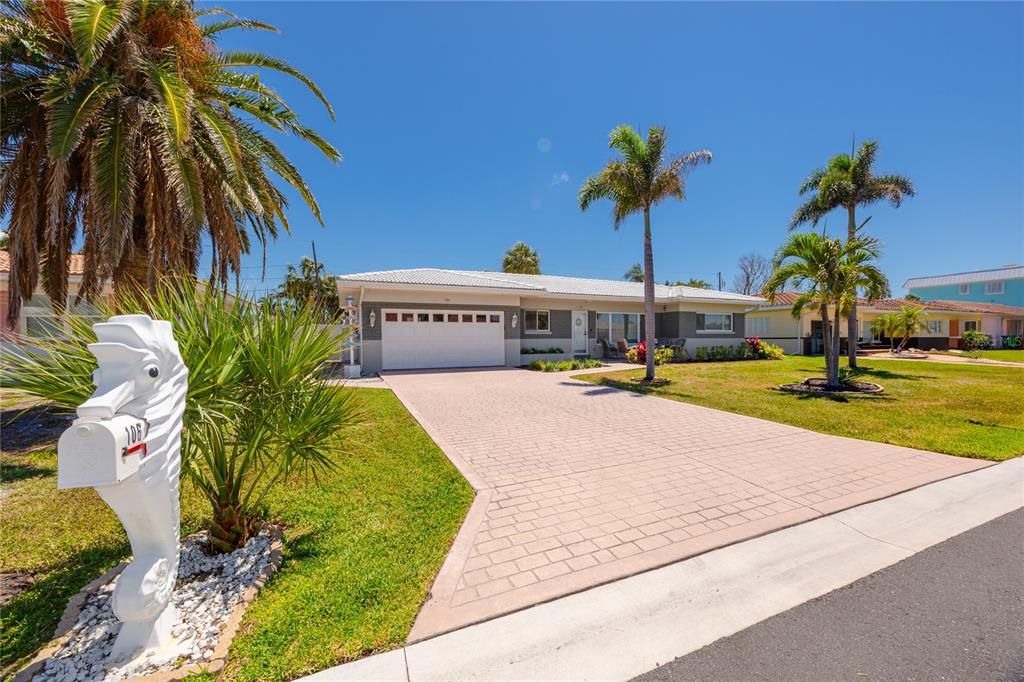 For Sale: $715,000 (2 beds, 2 baths, 1450 Square Feet)