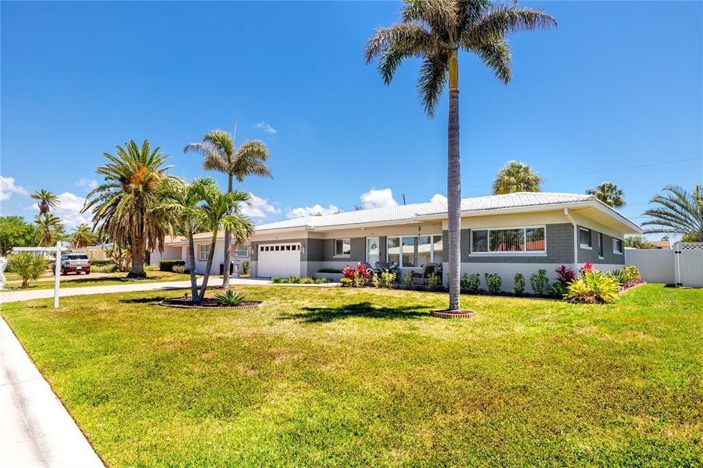 For Sale: $715,000 (2 beds, 2 baths, 1450 Square Feet)