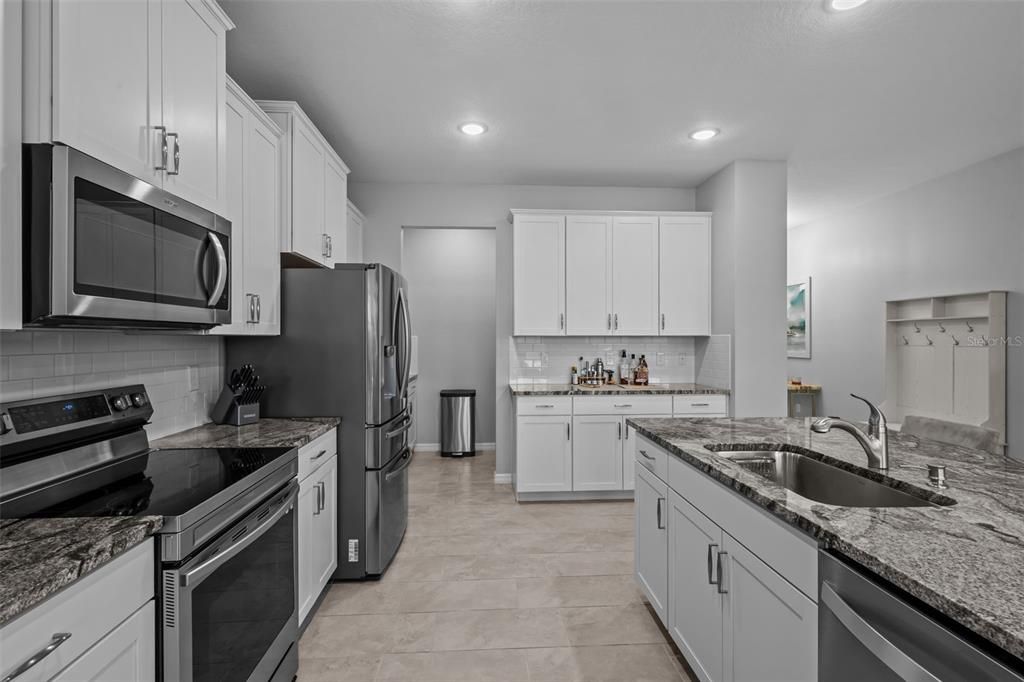 Activo con contrato: $679,900 (5 camas, 3 baños, 2934 Pies cuadrados)