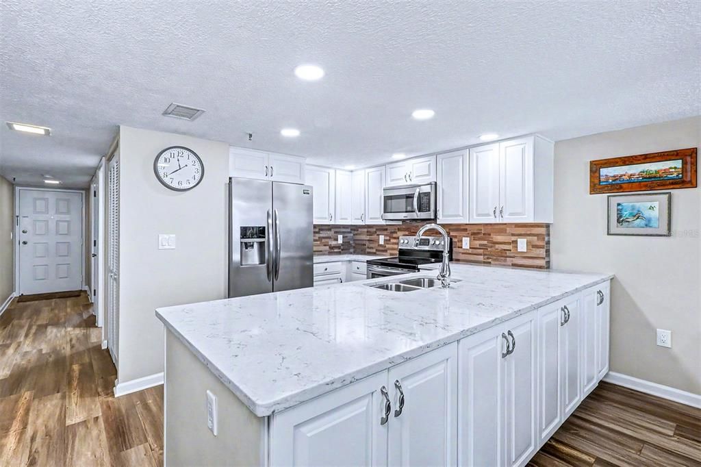 For Sale: $949,000 (2 beds, 2 baths, 1005 Square Feet)