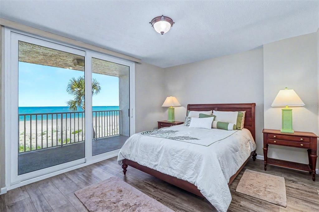 For Sale: $949,000 (2 beds, 2 baths, 1005 Square Feet)