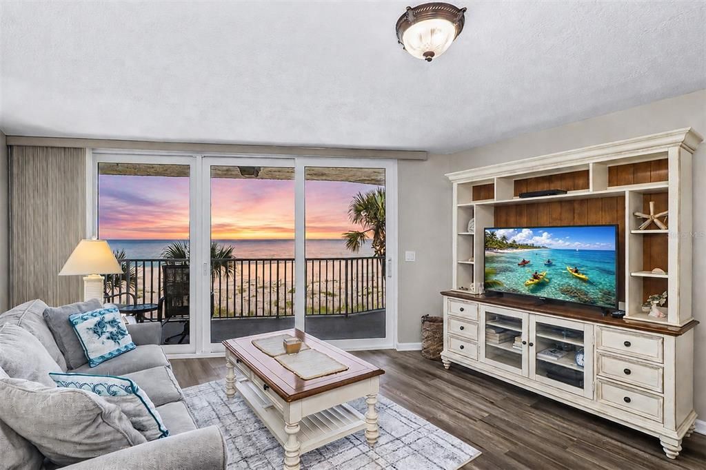 For Sale: $949,000 (2 beds, 2 baths, 1005 Square Feet)