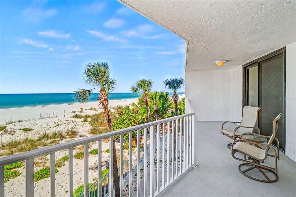 For Sale: $949,000 (2 beds, 2 baths, 1005 Square Feet)