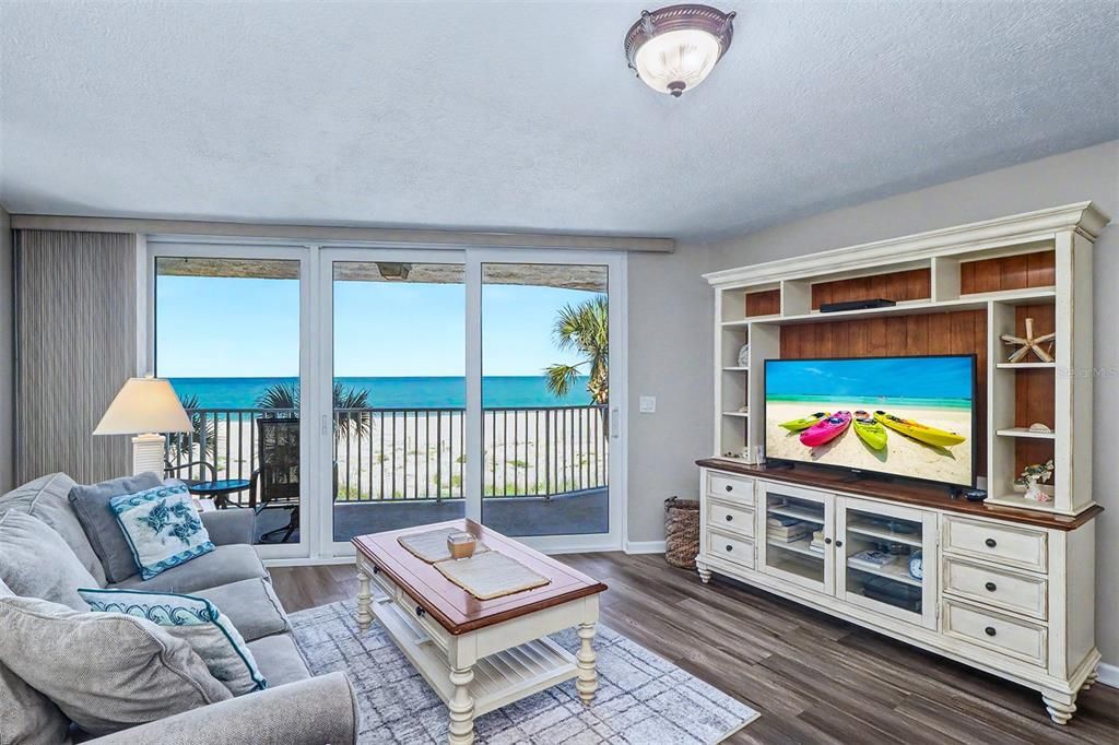 For Sale: $949,000 (2 beds, 2 baths, 1005 Square Feet)