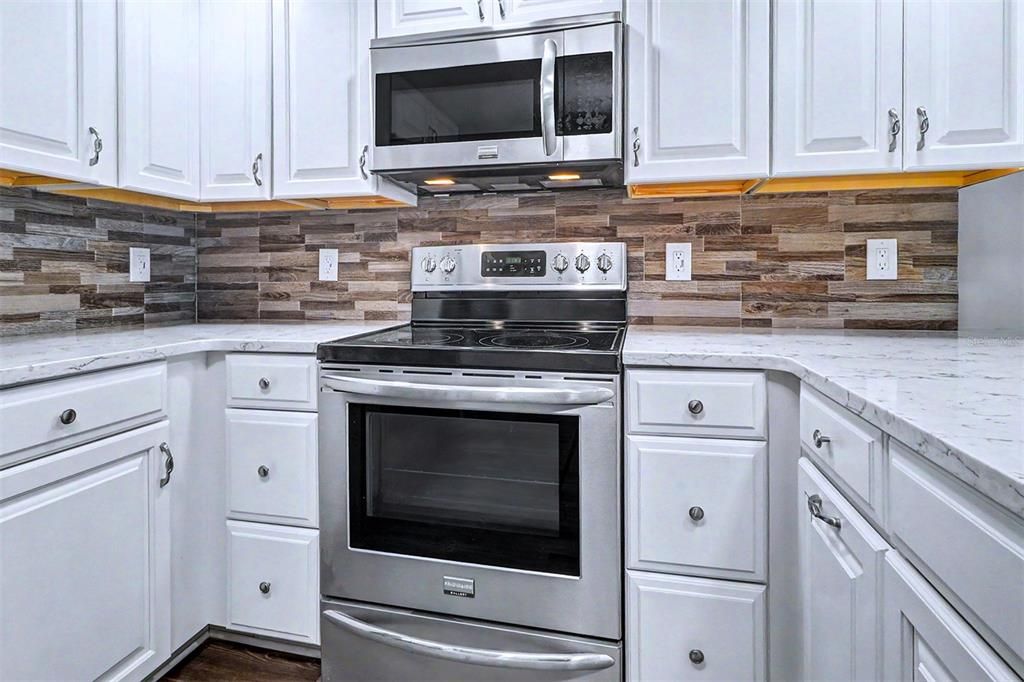 For Sale: $949,000 (2 beds, 2 baths, 1005 Square Feet)