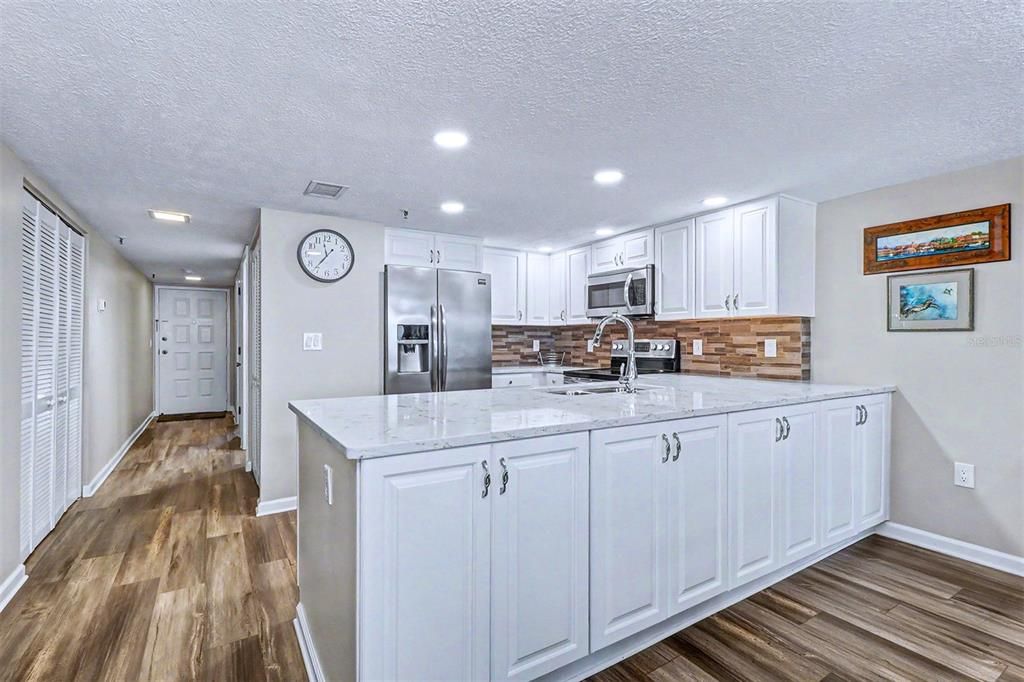 For Sale: $949,000 (2 beds, 2 baths, 1005 Square Feet)