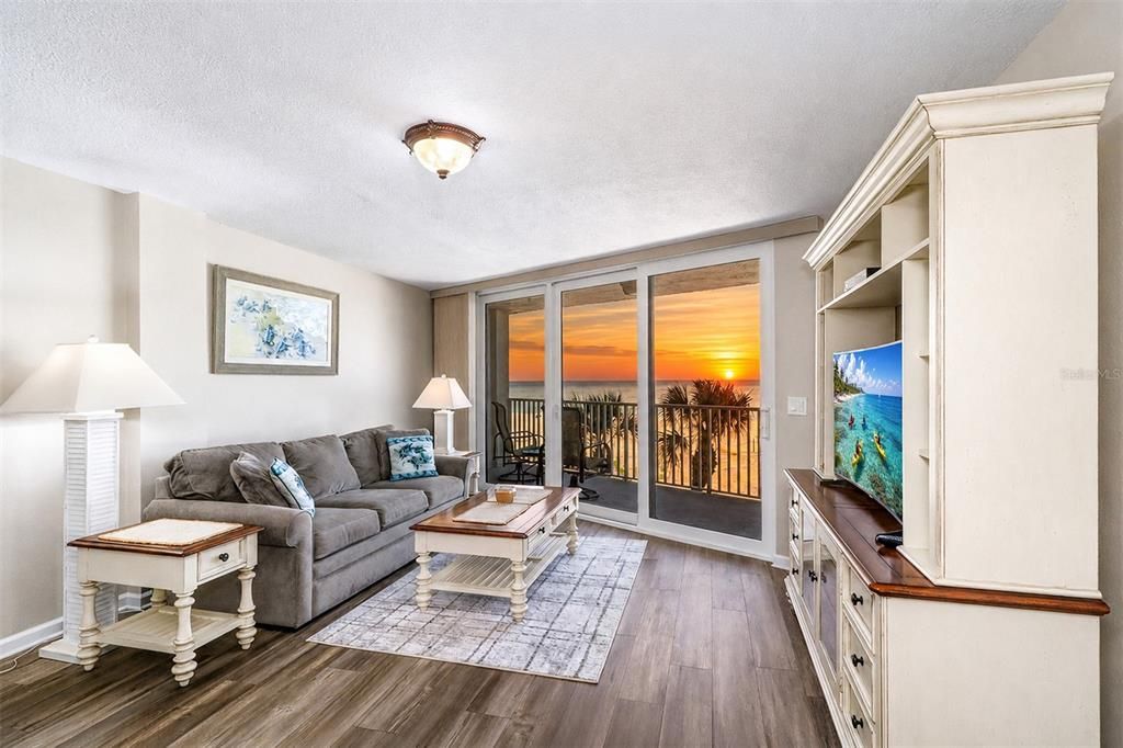 For Sale: $949,000 (2 beds, 2 baths, 1005 Square Feet)