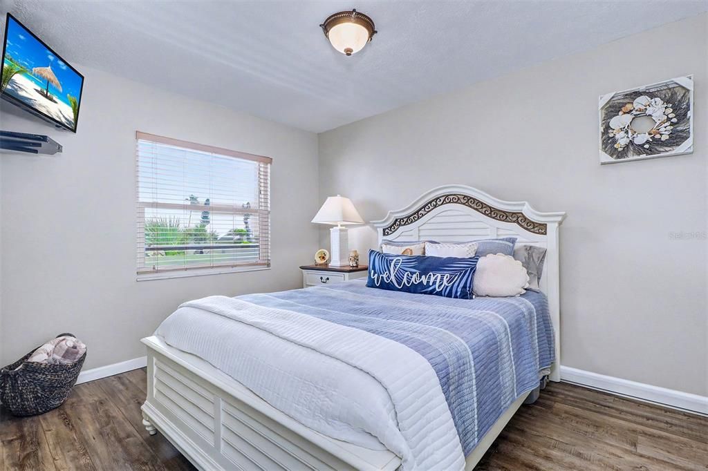 For Sale: $949,000 (2 beds, 2 baths, 1005 Square Feet)