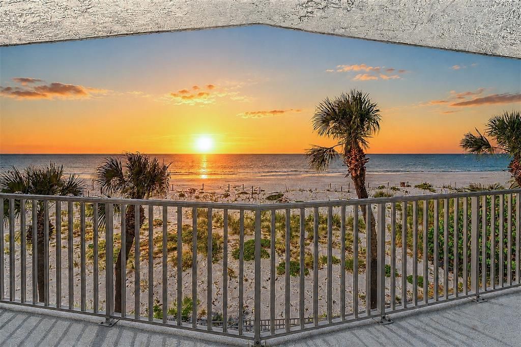 For Sale: $949,000 (2 beds, 2 baths, 1005 Square Feet)